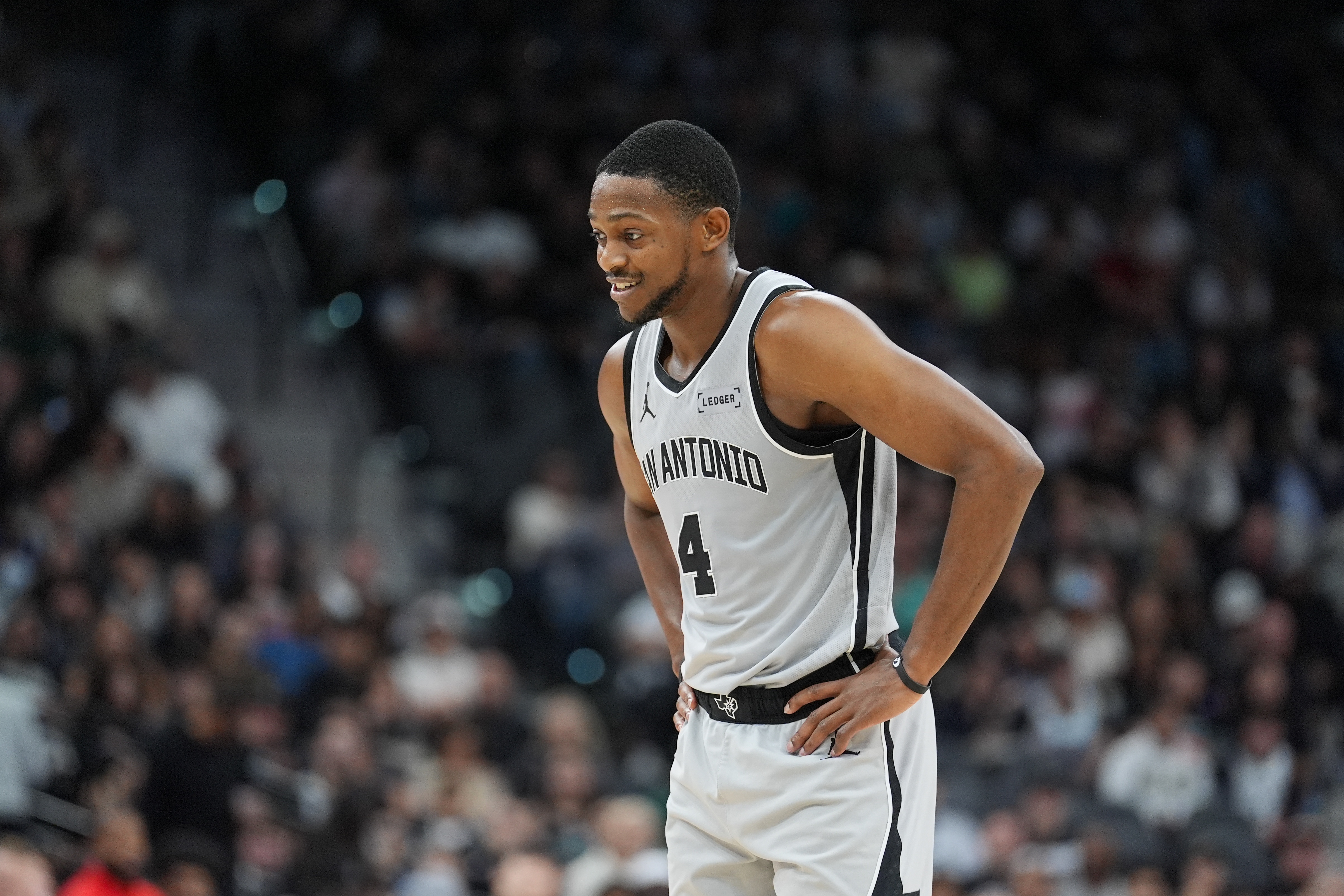 世界杯回放视频-找找状态！福克斯21投8中得24分6板5助1帽 得分全队最高